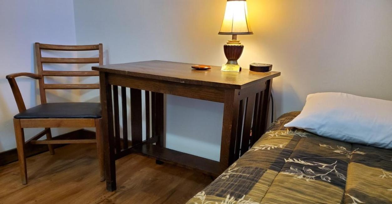 Little River Inn Motel Leon Экстерьер фото